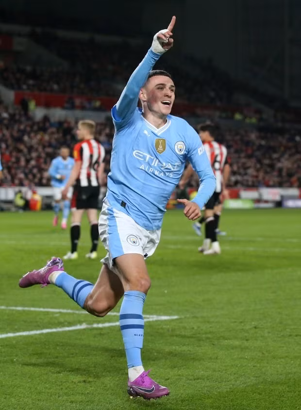 Dẫu vậy, người hùng giúp Man City đè bẹp Brentford lại là Phil Foden. Man City vượt mặt Arsenal, áp sát ngôi đầu Liverpool