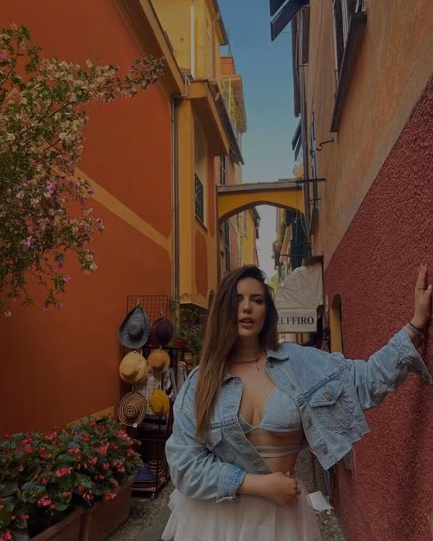 Ioana là kiến trúc sư đầy tham vọng với nhan sắc trẻ trung đầy sức sống. 5 nàng WAGs nóng bỏng vừa gia nhập bóng đá Anh