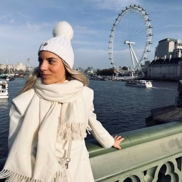 Lisa là nhà thiết kế nội thất, hiện có 15.000 người theo dõi trên Instagram. 5 nàng WAGs nóng bỏng vừa gia nhập bóng đá Anh
