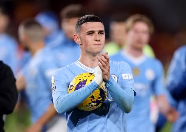 Ngôi sao người Anh lập hat-trick bàn thắng giúp Man City ngược dòng hạ Brentford 3-1. Man City vượt mặt Arsenal, áp sát ngôi đầu Liverpool