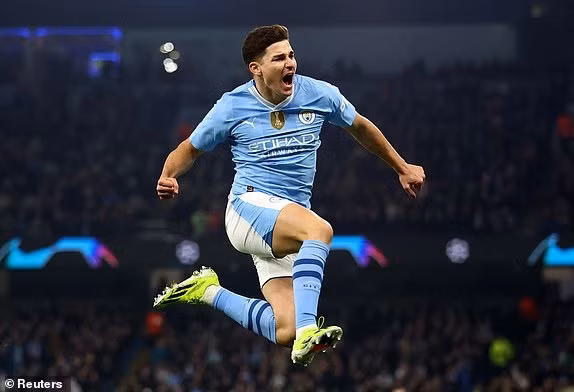 Julian Alvarez nâng tỷ số lên 2-0 cho Man City khi bóng mới lăn được 9 phút. Chùm ảnh: Man City, Real Madrid vào tứ kết Champions League