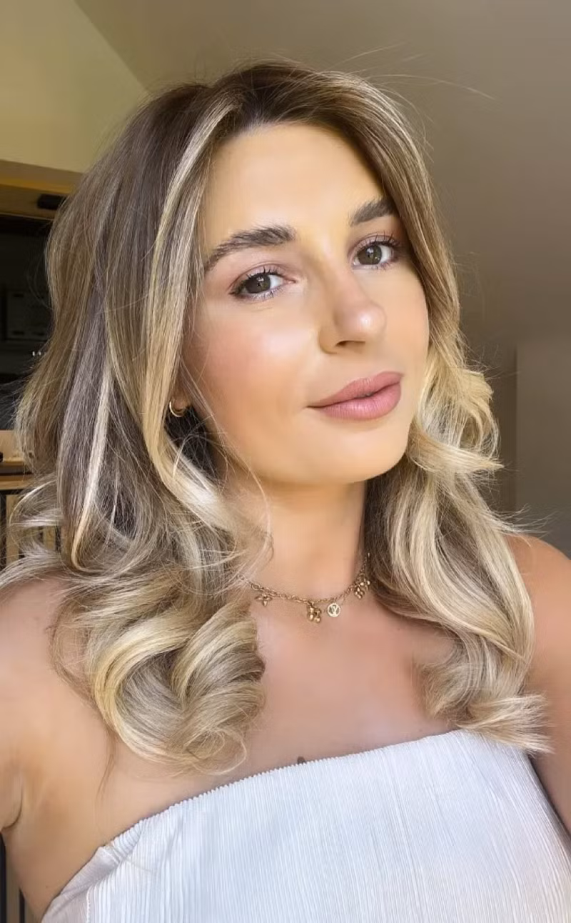 </strong> <strong> Dani Dyer: </strong>Người đẹp 27 tuổi Dani Dyer công khai hẹn hò với ngôi sao Jarrod Bowen của West Ham vào năm 2021 và đã có 2 con chung. Những nàng WAGS 'nóng bỏng' lại kiếm tiền cực giỏi ở Ngoại hạng Anh