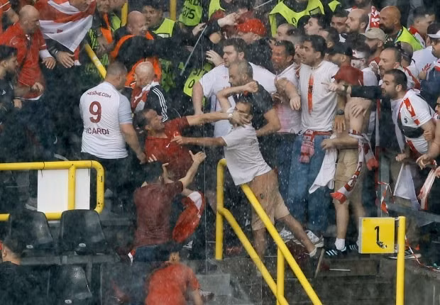 Sự hỗn loạn trên khán đài sân vận động Westfalenstadion. Chùm ảnh: Ẩu đả dữ dội giữa cổ động viên Thổ Nhĩ Kỳ - Georgia