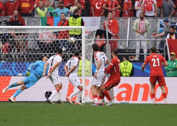 Chùm ảnh: Sao trẻ phá kỷ lục của Ronaldo, Thổ Nhĩ Kỳ thắng ngoạn mục 
