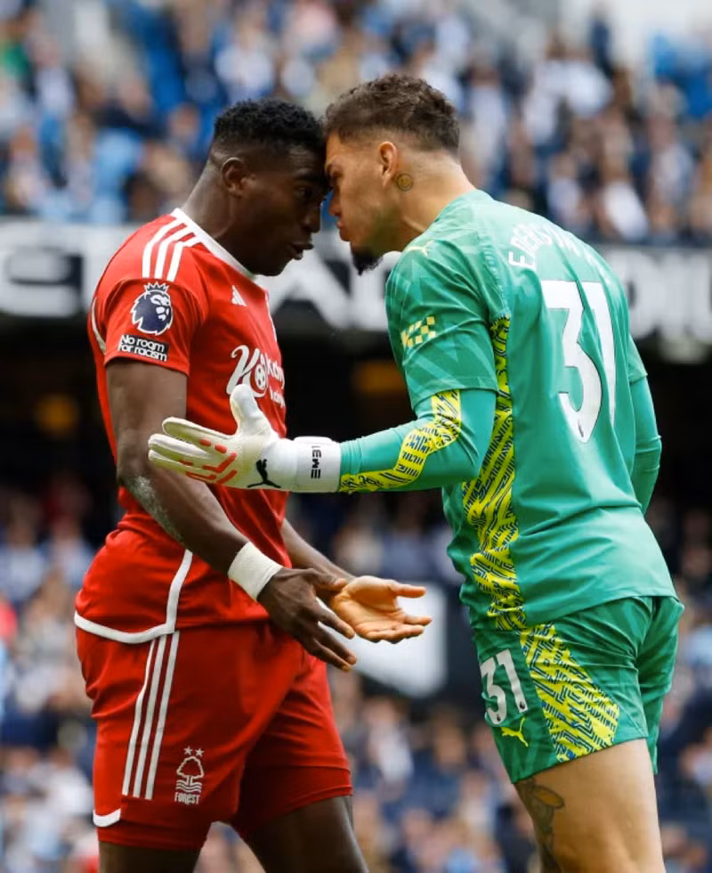 Thủ thành Ederson của Man City cũng dính vào một đấu khẩu dữ dội với Taiwo Awoniyi của đội khách ngay sau sự cố giữa Rodri với Gibbs-White. Cận cảnh tình huống sao Man City bóp cổ đối thủ