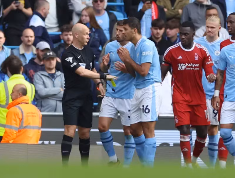 Ông Taylor cũng đã rút thẻ vàng cho cảnh cáo Gibbs-White sau tình huống xô xát với ngôi sao của Man City. Cận cảnh tình huống sao Man City bóp cổ đối thủ