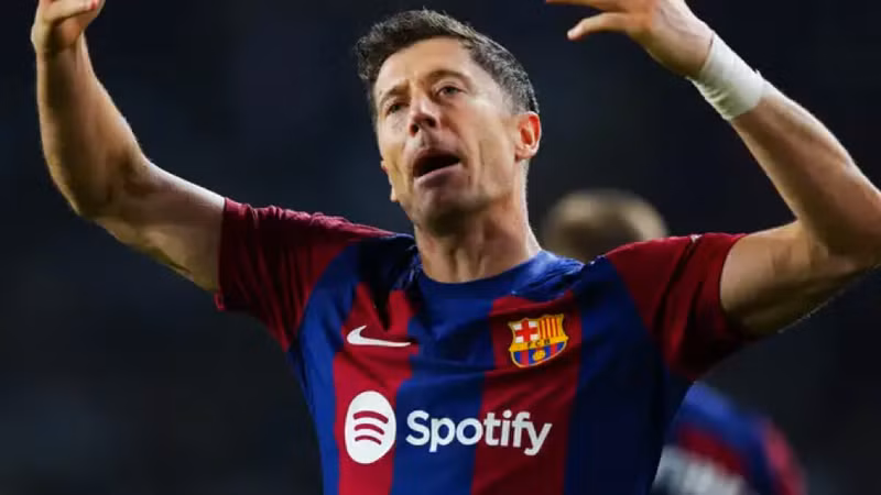 <strong> Robert Lewandowski:</strong> Ngôi sao người Ba Lan và câu lạc bộ Barcelona đang có 35,5 triệu người theo dõi trên Instagram, giúp anh kiếm được 20.326 bảng cho mỗi bài đăng.<br/> <strong> 10 ngôi sao Champions League ‘giàu to’ nhờ đăng bài trên mạng xã hội