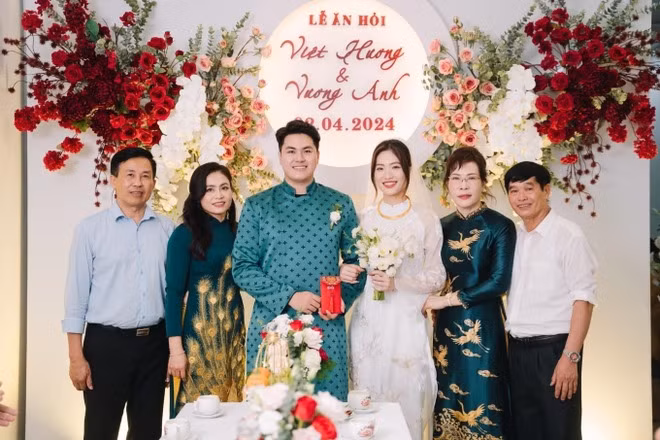 Việt Hương và chồng sắp cưới Vương Anh nhận được sự chúc phúc từ người hâm mộ. Hoa khôi bóng chuyền bất ngờ đăng ảnh ăn hỏi khiến ai nấy ngỡ ngàng