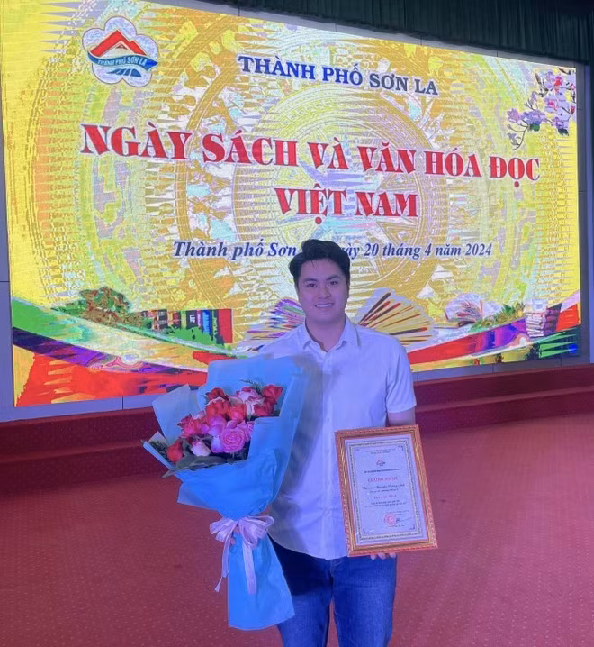 Vương Anh hơn Việt Hương một tuổi, anh có thành tích xuất sắc khi học tập tại Học viện Cảnh sát nhân dân. Hoa khôi bóng chuyền bất ngờ đăng ảnh ăn hỏi khiến ai nấy ngỡ ngàng