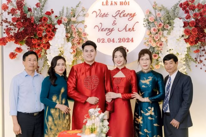 Được biết, Vương Anh cũng rất đam mê bóng chuyền. Điều này giúp Việt Hương có thêm một fan hâm mộ 'cứng'. Hoa khôi bóng chuyền bất ngờ đăng ảnh ăn hỏi khiến ai nấy ngỡ ngàng