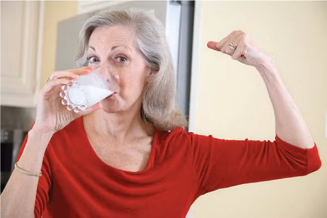 Sữa tươi sẽ cung cấp lượng vitamin cần có cho cơ thể mỗi ngày để ngăn ngừa chứng bệnh về phổi trở nặng. Thực phẩm làm sạch phổi, bán nhiều chợ Việt bạn không ngờ tới