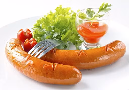 Xúc xích chứa một lượng lớn muối sẽ khiến các ion natri và kali mất cân bằng, có thể dẫn đến tăng huyết áp. Top thực phẩm đại kỵ với người cao huyết áp nhiều người vẫn mắc