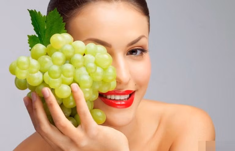 Nho cũng là loại quả có chứa chất flavonoid và nhiều vitamin khoáng chất thiết yếu giúp tăng cường chức năng phổi. Thực phẩm làm sạch phổi, bán nhiều chợ Việt bạn không ngờ tới