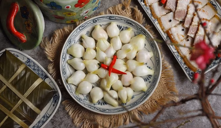 Với những người hút thuốc, ăn hành có thể giúp khử độc tố trong phổi. Thực phẩm làm sạch phổi, bán nhiều chợ Việt bạn không ngờ tới