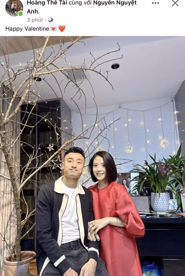 Cầu thủ Hoàng Thế Tài và cũng gửi lời yêu thương nửa kia đời mình nhân ngày Lễ tình nhân. Hội cầu thủ Việt công khai tình cảm ngọt ngào ngày Lễ tình nhân