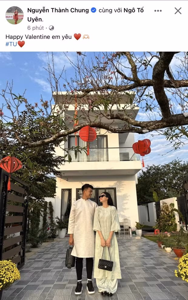 Tuyển thủ Thành Chung không ngại thể hiện tình cảm với 'em yêu' Tố Uyên. Hội cầu thủ Việt công khai tình cảm ngọt ngào ngày Lễ tình nhân