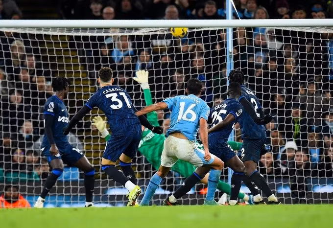 Man City hòa Chelsea cay đắng, Haaland nổi giận lôi đình 