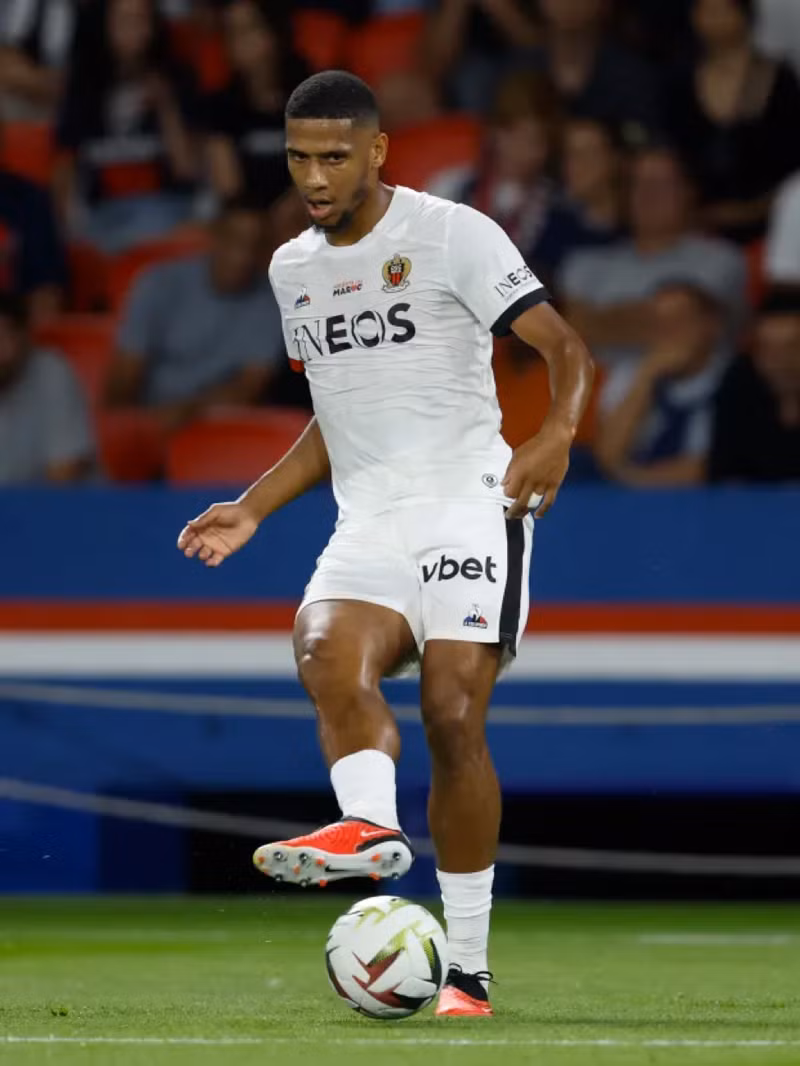 </strong> <strong> Hậu vệ Jean Clair Todibo</strong>: Ngôi sao người Pháp hiện đang chơi cho Nice tại Ligue 1.<br/> <strong> Đội hình Man Utd ra sao nếu HLV Graham Potter thay Erik Ten Hag?