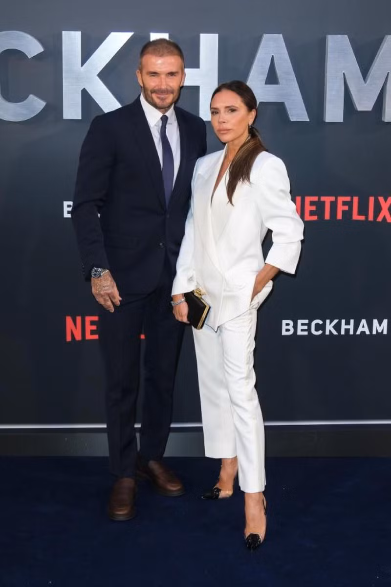 Beckham và vợ Victoria được nhiều người gọi với thân mật Posh và Becks. Đôi giày lỗi từ 26 năm trước của Beckham được bán với giá khủng