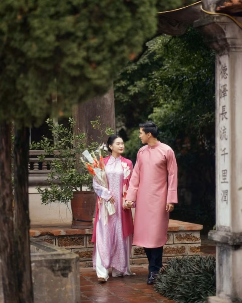 Văn Hậu và Doãn My thời gian qua tất bật chuẩn bị cho hôn lễ. Đoàn Văn Hậu ngồi xích lô, tái hiện đám cưới xưa đến đón cô dâu Doãn Hải My