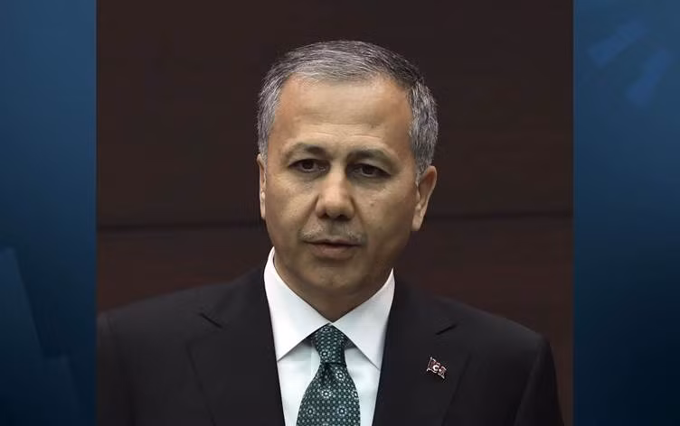 Bộ trưởng Bộ Nội vụ Thổ Nhĩ Kỳ Ali Yerlikaya đã ra lệnh điều tra làm rõ vụ việc đáng buồn này. Sốc: Chủ tịch CLB đánh gục trọng tài, giải đấu hoãn vô thời hạn