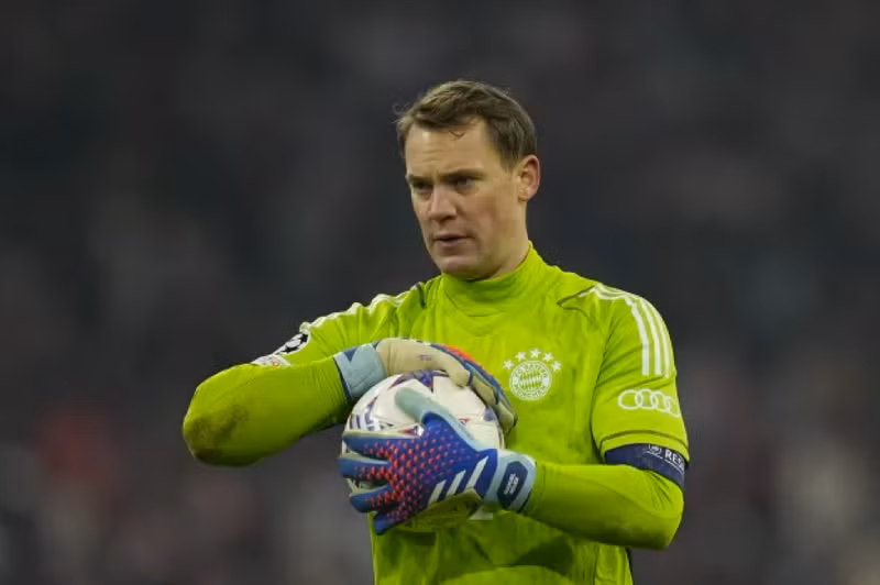 Thủ môn: Vị trí này được ngôi sao người Pháp trao cho Manuel Neuer của Bayern Munich. Karim Benzema tự chọn đội hình trong mơ, phớt lờ Ronaldo và Messi