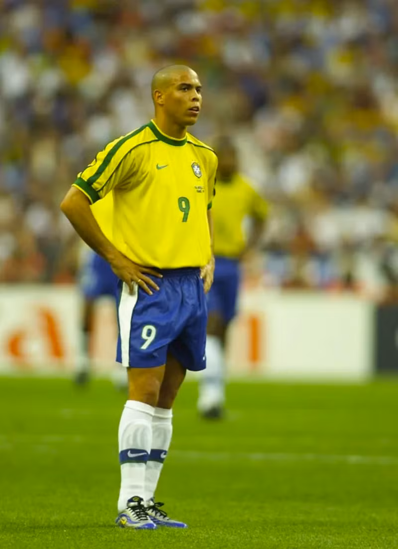 Benzema chọn Ronaldo của Brazil đá cặp với anh cao nhất trên hàng công. Karim Benzema tự chọn đội hình trong mơ, phớt lờ Ronaldo và Messi