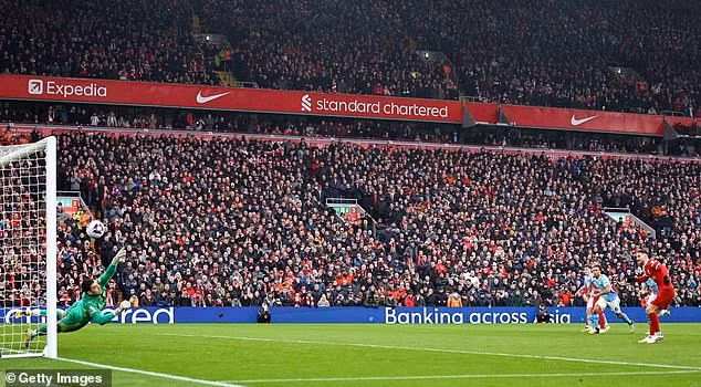 Chùm ảnh: Liverpool, Man City ‘dâng’ ngôi đầu Ngoại hạng Anh cho Arsenal 