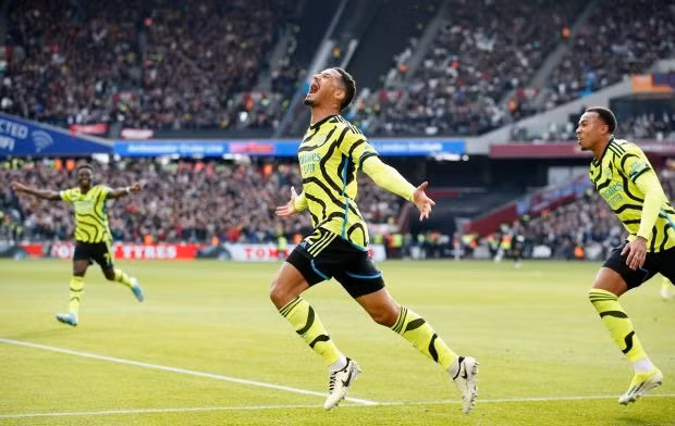 William Saliba ăn mừng bàn mở tỷ số cho Arsenal ở phút 32. West Ham thua đậm nhất 60 năm, Arsenal trở lại đường đua vô địch