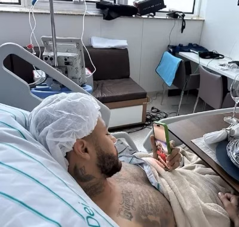 Neymar thư giãn trên giường bệnh sau ca phẫu thuật hôm 3/11 (giờ Hà Nội). Neymar ‘báo tin sốc’ cho người hâm mộ