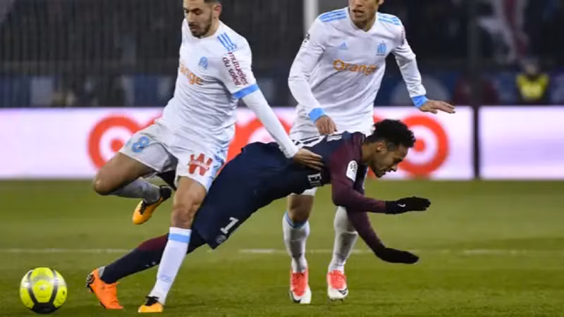 Neymar chơi kỹ thuật nên anh thường xuyên bị cầu thủ đối phương phạm lỗi. Neymar ‘báo tin sốc’ cho người hâm mộ