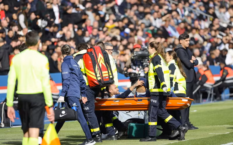 Neymar nhiều lần phải lên xe cấp cứu do dính chấn thương trong thi đấu. Neymar ‘báo tin sốc’ cho người hâm mộ