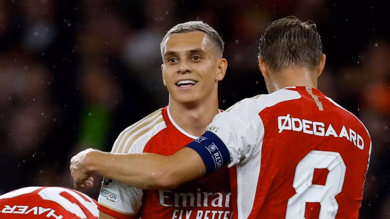 Điều đó giúp Arsenal tiếp tục gia tăng cách biệt bằng bàn nâng tỷ số lên 2-0 của Leandro Trossard ở phút 20. Chùm ảnh: Arsenal 'vùi dập' PSV sau 6 năm trở lại Champions League