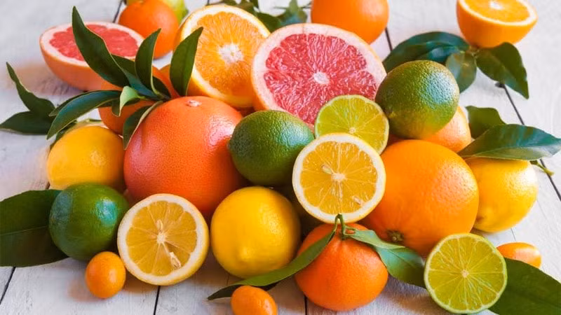 Các loại trái cây có múi như cam, chanh, quýt,… chứa rất nhiều vitamin C có tác dụng phòng ngừa ung thư da. Top thực phẩm tự nhiên chống nắng cho làn da vào ngày chói chang