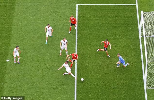 Krzysztof Piatek quân bình tỷ số 1-1 cho Ba<span style="-webkit-text-size-adjust: 100%;"> Lan ở phút thứ 30.</span> Chùm ảnh: Đội bóng đầu tiên bị loại khỏi EURO 2024