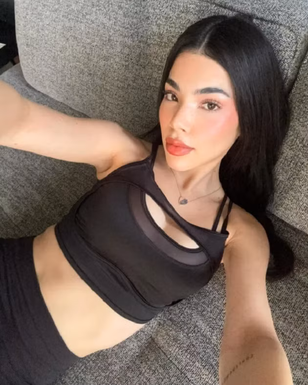 <span style="font-size: 14px;">Cô nàng Kenia Os là bạn gái của ngôi sao Vinicius Jr hiện thuộc biên chế Real Madrid. </span> Dàn WAGs tuyển Brazil 'gây sốt' trước thềm gặp tuyển Anh