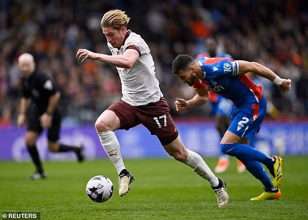 Tiền vệ người Bỉ ghi cú đúp bàn thắng và một kiến tạo giúp Man City ngược dòng hạ chủ nhà Crystal Palace 4-2. Thắng đậm Crystal Palace, Man City đeo bám quyết liệt ngôi đầu Ngoại hạng Anh