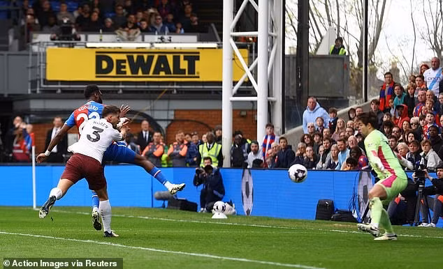 Odsonne Edouard ghi bàn thắng rút ngắn tỷ số xuống còn 2-4 cho Crystal Palace ở phút 86 và đó cũng là tất cả những gì tốt nhất mà chủ nhà làm được trong trận đấu này. Thắng đậm Crystal Palace, Man City đeo bám quyết liệt ngôi đầu Ngoại hạng Anh
