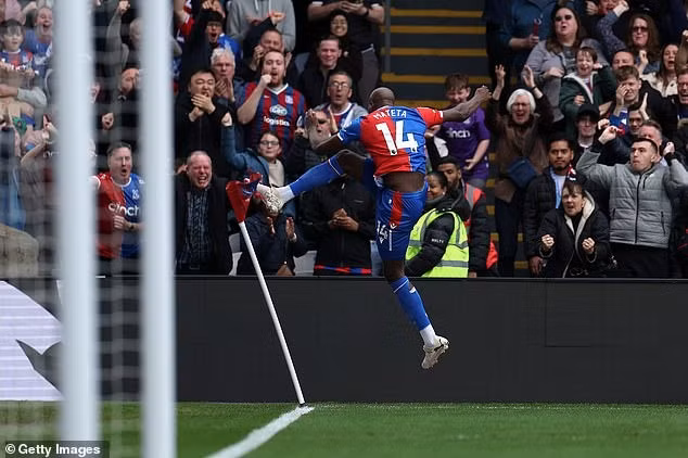 Jean-Philippe Mateta dội gáo nước lạnh vào đội khách Man City khi mở tỷ số cho Crystal Palace ở ngay phút thứ 3 trận đấu thuộc vòng 32 Ngoại hạng Anh tối 6/4. Thắng đậm Crystal Palace, Man City đeo bám quyết liệt ngôi đầu Ngoại hạng Anh