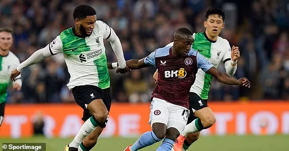 Chùm ảnh: Cầm hoà Liverpool, cổ động viên Aston Villa tri ân Jurgen Klopp 