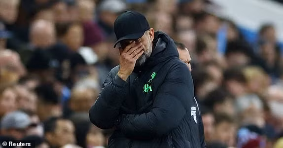 Chùm ảnh: Cầm hoà Liverpool, cổ động viên Aston Villa tri ân Jurgen Klopp 