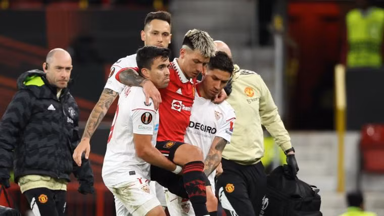 </strong> <strong> Lisandro Martinez:</strong> Trung vệ của Man Utd dính chấn thương nghiêm trọng vẫn chưa thể trở lại thi đấu. Đội hình ‘thương binh’ đủ sức tranh ngôi vương Ngoại hạng Anh