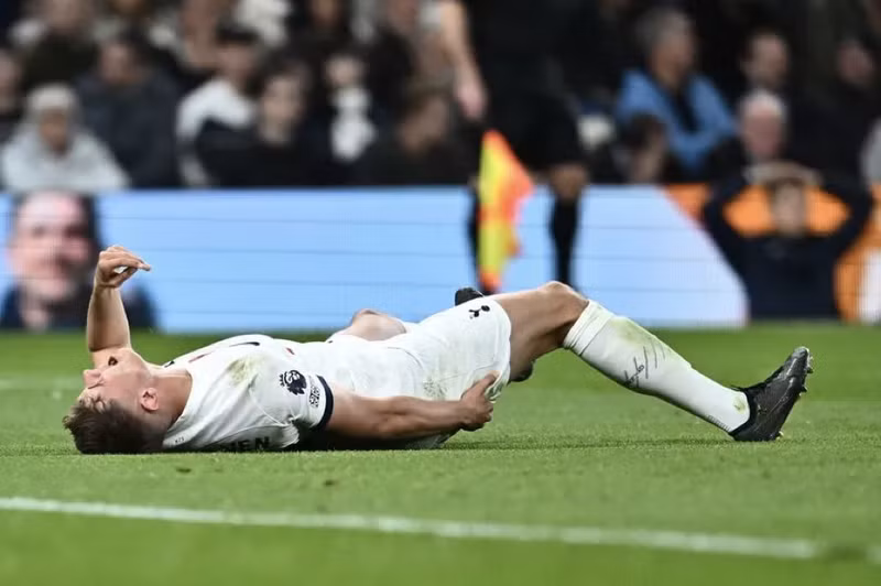 </strong> <strong> Micky Van De Ven:</strong> Trung vệ Tottenham chấn thương trong trận thua Chelsea 4-1 hồi giữa tháng 11.<br/> <strong> Đội hình ‘thương binh’ đủ sức tranh ngôi vương Ngoại hạng Anh