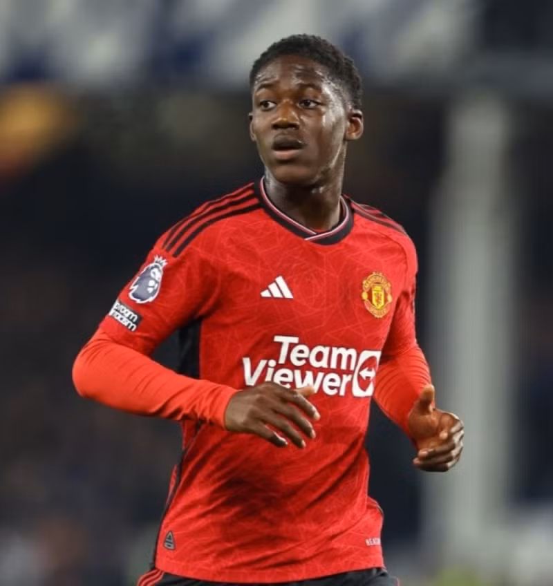 Không những thế, ngôi sao được Man Utd chiêu mộ từ khi 9 tuổi còn phá bóng ngay trên vạch vôi, cứu đội nhà thoát khỏi bàn thua trông thấy. Màn trình diễn đáng kinh ngạc của thần đồng Man Utd tại Ngoại hạng Anh