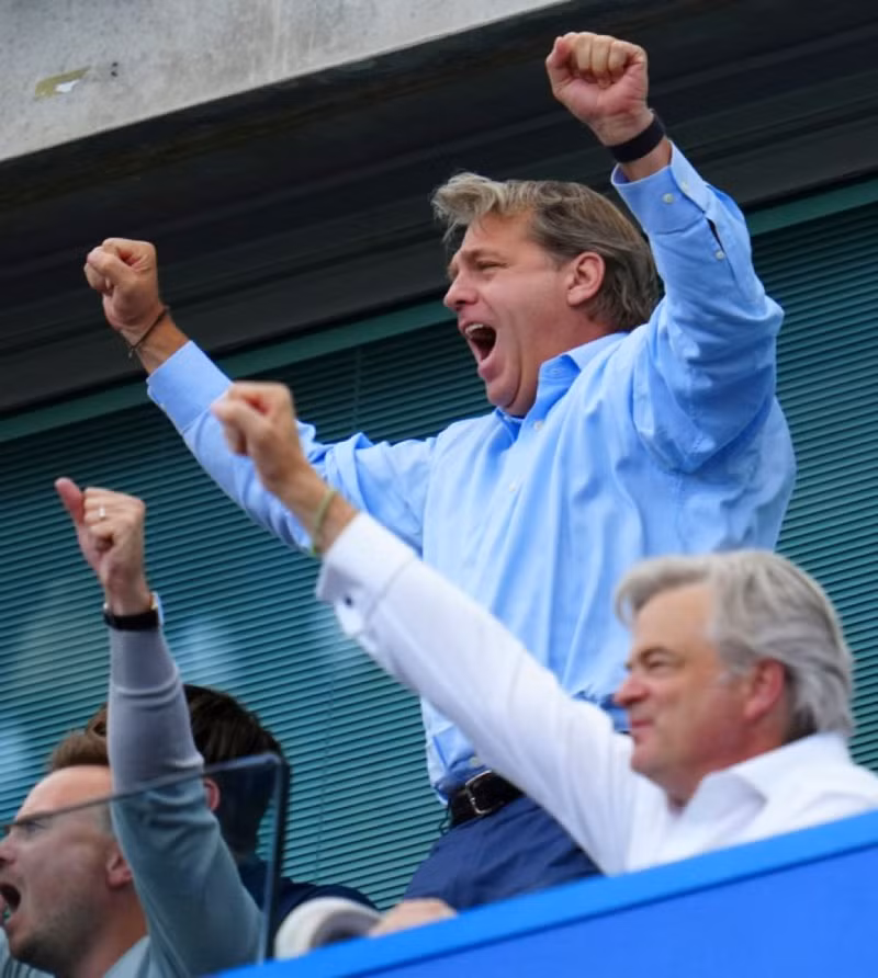 Tỷ phú Todd Boehly đã chi 1 tỷ bảng cho thị trường chuyển nhượng kề từ khi ông tiếp quản Chelsea vào năm 2022. Chelsea thanh lý 5 cầu thủ, đón tiền đạo 100 triệu Bảng
