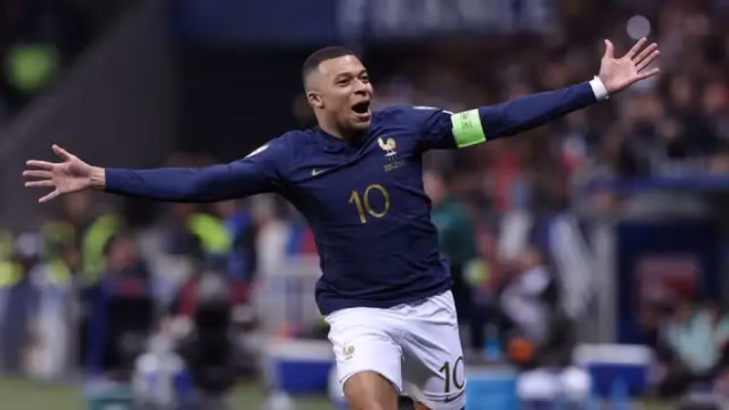 Đứng thứ tư vẫn thuộc về ngôi sao bóng đá khác là Kylian Mbappe. Tiền đạo người Pháp được PSG trả 120 triệu Bảng. Bất ngờ danh tính vận động viên nhận lương cao nhất thế giới