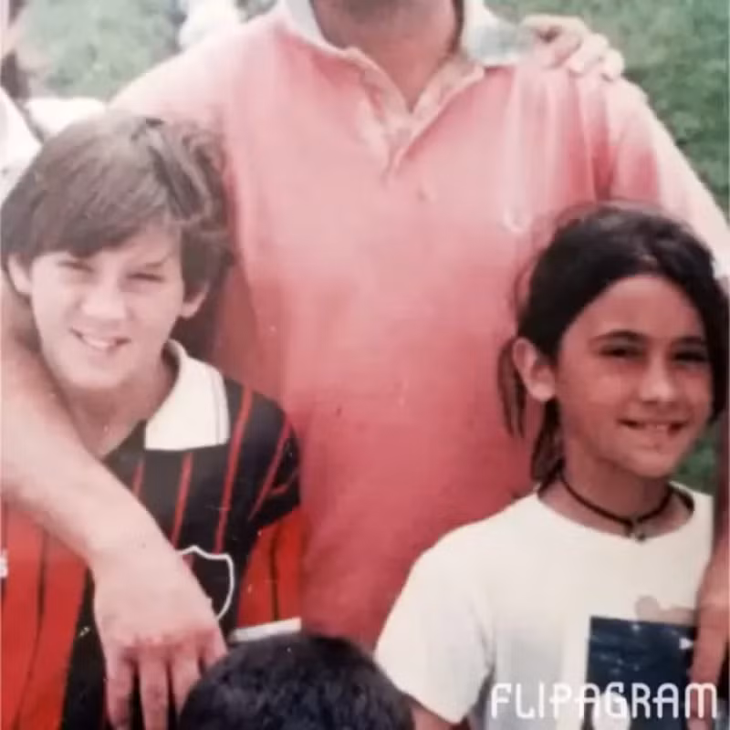 Messi và bà xã Roccuzzo quen nhau từ khi còn nhỏ. Vợ bạn thân bênh vực Messi giữa khủng hoảng ngoại tình
