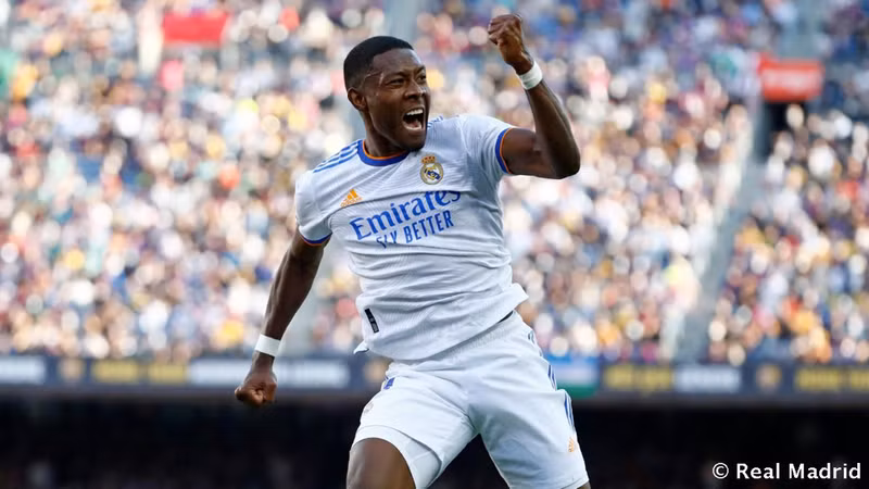 </strong> <strong> David Alaba:</strong> Trung vệ người Áo đang đều đặn bỏ túi 22,5 triệu Euro mỗi năm tại Real Madrid.<br/> <strong> Đội hình 11 cầu thủ được trả lương cao nhất châu Âu