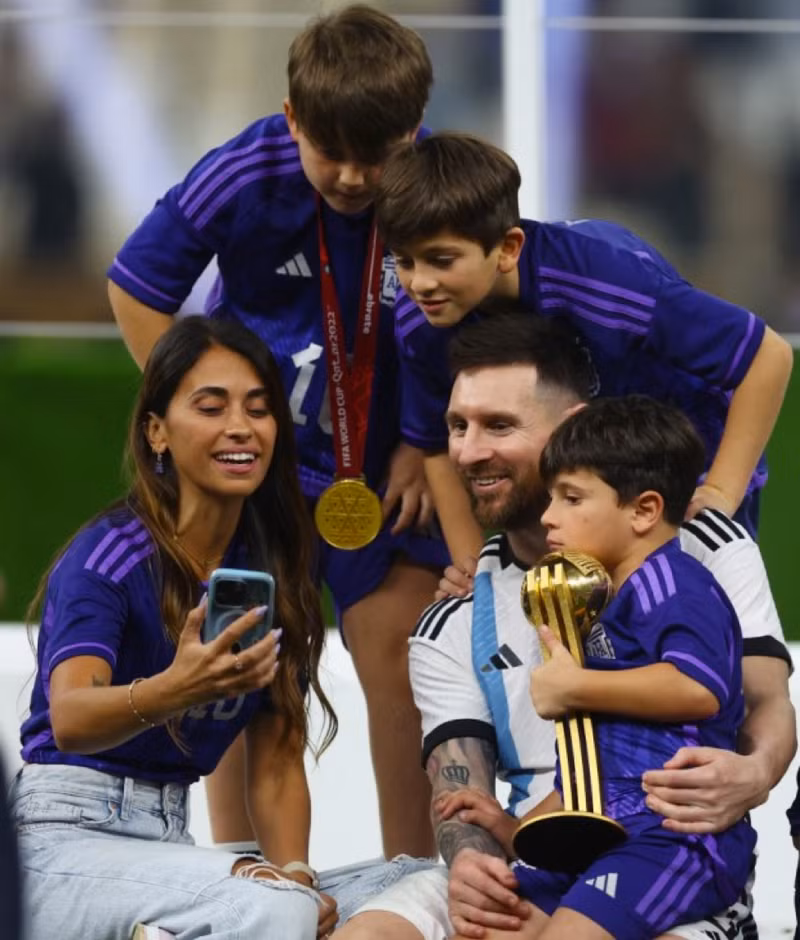 Bà xã và 3 con luôn theo sát mỗi bước chân trong sự nghiệp của Messi. Vợ bạn thân bênh vực Messi giữa khủng hoảng ngoại tình