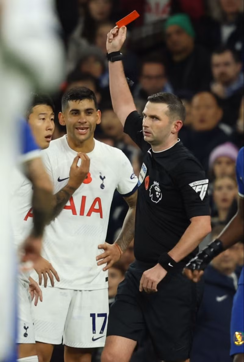 Tottenham sẽ không có sự phục vụ của Cristian Romero do lĩnh thẻ đỏ. Siêu máy tính dự đoán kết cục đau lòng của Tottenham, Man Utd ở Ngoại hạng Anh